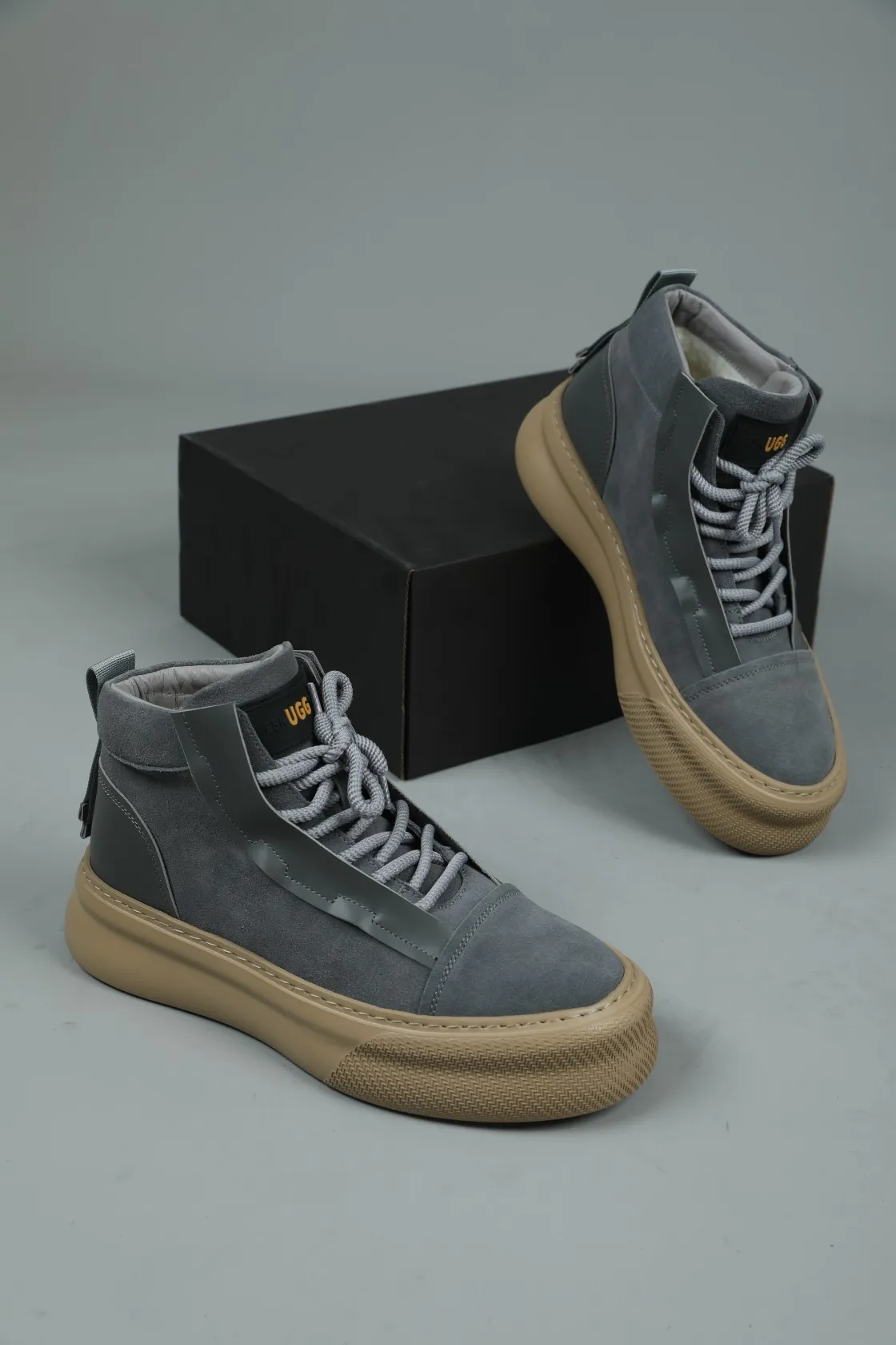 Men's shoes 💰600 IUGGI handsome double-sided short boots. I was attracted by it at first sight. Exclusive and original private outsole. Super soft and light rebound. Top layer calfskin grain frosted. Full texture. All sheep fur inside. Size: 39-44 Model 3681